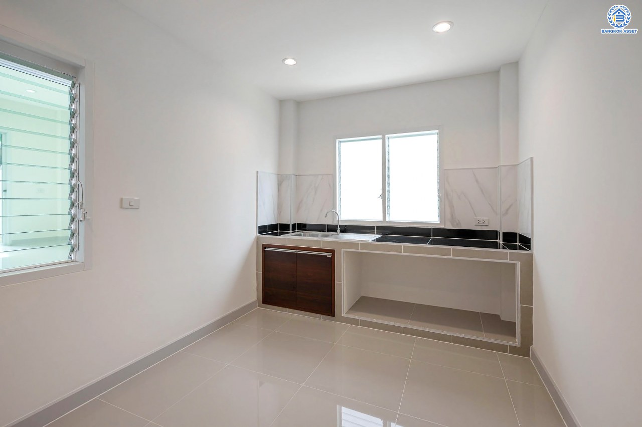 บ้านมือสองตกแต่งใหม่ โครงการ บ้านพิมาน ปิ่นเกล้า-กาญจนาภิเษก เนื้อที่ 103 ตร.ว. ฟังก์ชัน 4 ห้องนอน 3 ห้องน้ำ 1 ห้องอเนกประสงค์ จอดรถได้ 2 คัน บนทำเลเดินทางสะดวก ติดถนนกาญจนาภิเษก เชื่อมต่อหลายเส้นทาง ใกล้ทางด่วน "กาญจนาภิเษก" รถไฟฟ้า "สถานีหลักสอง" และเดอะมอลล์บางแค